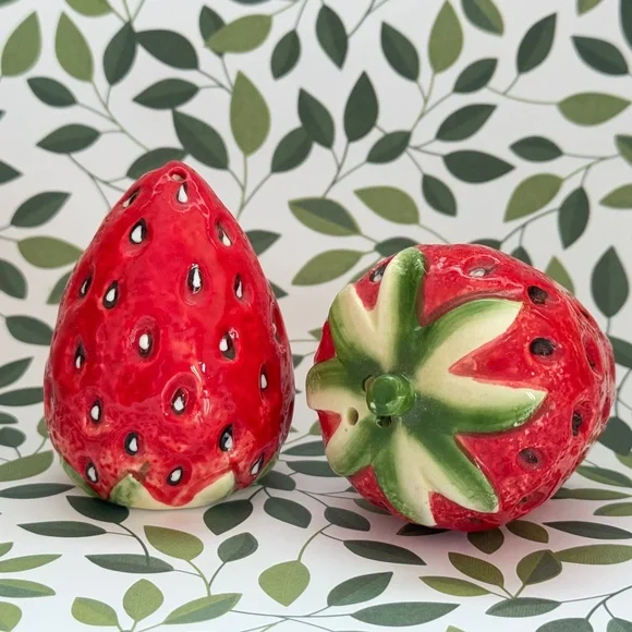 VINTAGE Salt & Pepper Shakers Ceramic Hand Painted Strawberry - Picture 1 of 5